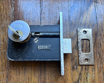 Cerradura de embutir antigua con cerrojo RUSSWIN 1203 con cilindro y llave.