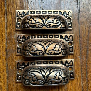 3 poignées de poubelle en fonte plaquée bronze - Quincaillerie pour meubles et cuisines anciens