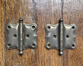 Par de bisagras de mariposa vintage chapadas en latón para armarios, 2-1/2” x 2-1/2”