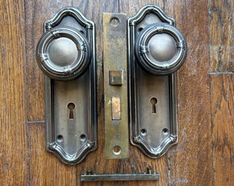 Juego de herrajes para puertas góticas antiguas con pomos, placas traseras y cerradura de embutir