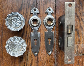 Juego de herrajes para puertas Art Déco antiguos con perillas de vidrio y placas traseras de acero