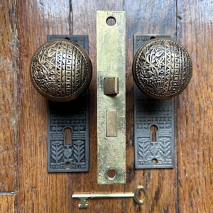 Antike Eastlake Türbeschläge mit Messingknöpfen & Gusseisen-Rückplatten B-11600 1887