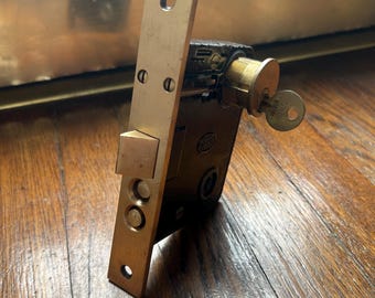 Cerradura de embutir antigua Corbin 1323 para puerta de entrada con cilindro y llave (distancia entre ejes de 2-1/2”)