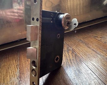 Cerradura de embutir para puerta de entrada Reading Hardware Co. 01602 con cilindro y llave, distancia entre ejes de 2-1/2”.