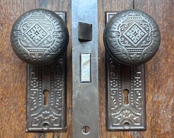 Juego de herrajes para puertas victorianas antiguas con perillas y placas traseras de acero ornamentadas F-10800