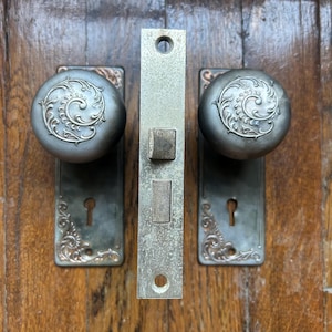 Antique U.S. Steel ‘Lyons’ Pattern Door Hardware Set E-11100 (1907)