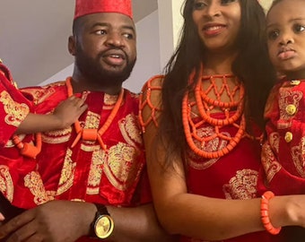 Könnte beinhalten: Eine vierköpfige Familie in traditioneller rot-goldener Kleidung. Die Frau trägt eine Krone und eine Perlenkette. Der Mann trägt eine rote Mütze. Die Kinder tragen passende Outfits.