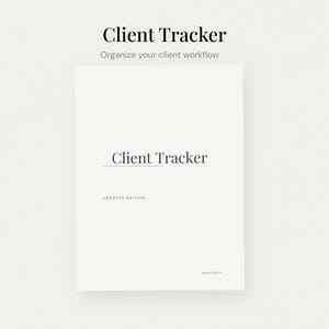 Puede incluir: Un cuaderno Client Tracker de color crema con el título en fuente serif. El texto "Organiza tu flujo de trabajo de clientes" está encima del título. Las palabras "Edición sin fecha" están en la parte inferior.