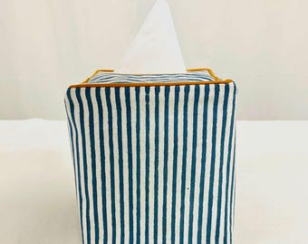 Handbedruckter Taschentuchbox-Bezug mit Blauen Streifen und Rüschen – Handgefertigter Indischer Boho-Tissuehalter aus Baumwolle