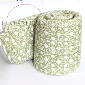 Frostgrüne handbedruckte Baumwoll-Steppdecke, wendbare florale Tagesdecke, weiche leichte handgemachte Decke, Ganzjahresdecke für Sofa