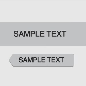 K&ouml;nnte beinhalten: Zwei graue pfeilf&ouml;rmige Etiketten mit dem Text "SAMPLE TEXT" in Schwarz. Ein Etikett ist gr&ouml;&szlig;er als das andere. Die Etiketten befinden sich auf einem hellgrauen Hintergrund.