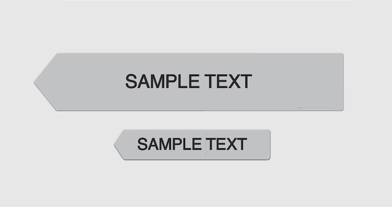 K&ouml;nnte beinhalten: Zwei graue pfeilf&ouml;rmige Etiketten mit dem Text "SAMPLE TEXT" in Schwarz. Ein Etikett ist gr&ouml;&szlig;er als das andere. Die Etiketten befinden sich auf einem hellgrauen Hintergrund.
