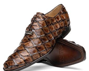 Scarpe eleganti con fibbia in vera pelle marrone effetto coccodrillo, fatte a mano.