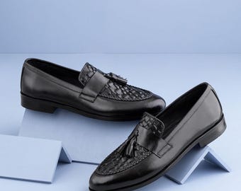 Mocassini neri con nappine, nuovi, fatti a mano, eleganti.