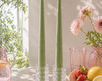 Set di candele affusolate color verde salvia con portacandele in vetro vintage, ideali per cene, matrimoni e decorazioni per la casa.
