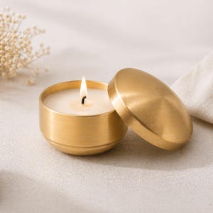 Candela riutilizzabile in latta dorata, minimalista, per creare atmosfera e illuminazione d'ambiente, ideale come decorazione da viaggio e idea regalo.