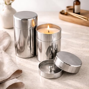 Puede incluir: Juego de tres tazas de cerámica con acabado mate moteado. Las tazas son de color crema, gris claro y gris oscuro. Diseño sencillo y minimalista, ideal para café o té.