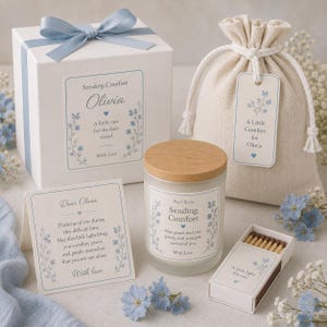 Op de afbeelding: Een geschenkset met een witte doos met blauw lint, een beige trekkoordzakje met label, een glazen kaars met houten deksel, een wenskaart en een doosje lucifers. Elk item is voorzien van blauwe bloemmotieven en de naam Olivia.