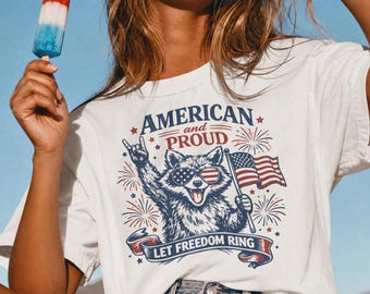 Camiseta patriótica de mapache "Que suene la libertad" Camiseta de fuegos artificiales Camiseta con estampado del orgullo estadounidense Divertidas gafas de sol de mapache Camiseta "Feral & Free"