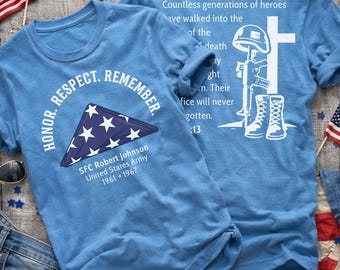 Camiseta de Homenaje Militar "Honor, Respeto, Recuerdo" personalizada para veteranos. Regalo conmemorativo. Añade nombre, rama y años de servicio. Gráficos en la parte delantera y trasera.