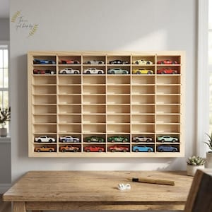 Könnte beinhalten: Eine weiße Keramik-Tasse mit schwarzem Henkel und dem Text "But First, Coffee" in handschriftlichem Stil. Die Tasse steht auf einer weißen Oberfläche. Die Tasse ist wahrscheinlich für Heißgetränke.