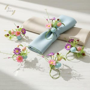 Peut inclure: Une tasse en céramique blanche avec une anse noire et l'inscription "But First, Coffee" en gras noir. La tasse est posée sur un fond flou, suggérant un cadre chaleureux.