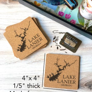 Op de afbeelding: Vier kurk onderzetters met een zwarte omtrek van Lake Lanier, Georgia. De onderzetters zijn 10 cm bij 10 cm en 0,5 cm dik. Ze zijn gemaakt van natuurlijk kurk.
