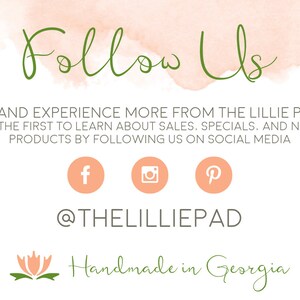 Op de afbeelding: Een roze en witte aquarel achtergrond met de tekst "Follow Us" in groene cursieve letters. De tekst "SEE AND EXPERIENCE MORE FROM THE LILLIE PAD! BE THE FIRST TO LEARN ABOUT SALES. SPECIALS. AND NEW PRODUCTS BY FOLLOWING US ON SOCIAL MEDIA" staat in zwarte letters. Onder de tekst staan drie social media iconen: Facebook, Instagram en Pinterest. De tekst "@THELILLIEPAD" staat in zwarte letters. Onder de tekst staat een roze bloem met groene bladeren. De tekst "Handmade in Georgia" staat in groene cursieve letters.