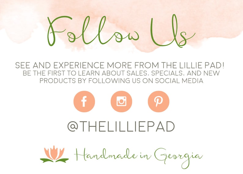 Op de afbeelding: Een roze en witte aquarel achtergrond met de tekst "Follow Us" in groene cursieve letters. De tekst "SEE AND EXPERIENCE MORE FROM THE LILLIE PAD! BE THE FIRST TO LEARN ABOUT SALES. SPECIALS. AND NEW PRODUCTS BY FOLLOWING US ON SOCIAL MEDIA" staat in zwarte letters. Onder de tekst staan drie social media iconen: Facebook, Instagram en Pinterest. De tekst "@THELILLIEPAD" staat in zwarte letters. Onder de tekst staat een roze bloem met groene bladeren. De tekst "Handmade in Georgia" staat in groene cursieve letters.