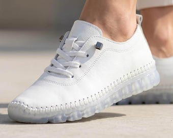 Zapatillas deportivas de mujer de piel de vacuno blanca hechas a mano - Sin olor, calzado cómodo.