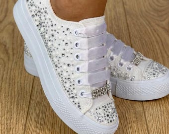 Zapatillas blancas de lujo con perlas y pedrería / Zapatos de novia personalizados