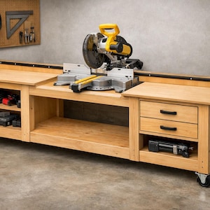 Może przedstawiać: Jasna drewniana ława warsztatowa z żółto-czarną piłą ukośną. Ława warsztatowa posiada dwie szuflady, otwarte półki i jest na kółkach. Narzędzia i materiały eksploatacyjne są przechowywane na półkach. Na ścianie wisi tablica perforowana z narzędziami.