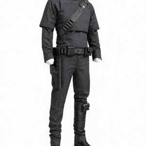 Op de afbeelding: Een donkergrijze tactische outfit bestaande uit een shirt met hoge kraag met korte over lange mouwen, een bijpassende broek en een utility-riem met holster. Een diagonale borstriem met ge&iuml;ntegreerde zakken en zwarte laarzen maken het geheel af.