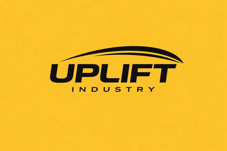 Op de afbeelding: Een grafisch logo met het woord UPLIFT in dikke zwarte hoofdletters met het woord INDUSTRY in kleinere zwarte hoofdletters eronder, bekroond door twee zwarte gebogen lijnen op een effen gele achtergrond.