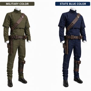 Op de afbeelding: Twee volledige outfits op etalagepoppen, &eacute;&eacute;n in militair groen en &eacute;&eacute;n in staatsblauw. Elke set bevat een top met hoge kraag, een broek, een bruine utility-riem met holster, een schouderband met munitiegleuven en donkerbruine laarzen.