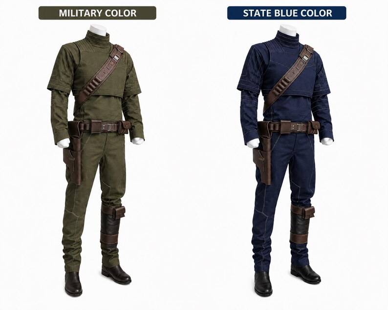 Op de afbeelding: Twee volledige outfits op etalagepoppen, &eacute;&eacute;n in militair groen en &eacute;&eacute;n in staatsblauw. Elke set bevat een top met hoge kraag, een broek, een bruine utility-riem met holster, een schouderband met munitiegleuven en donkerbruine laarzen.