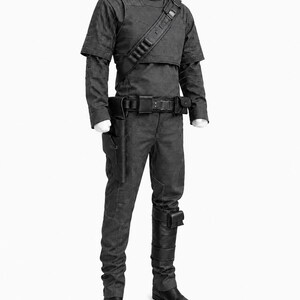 Op de afbeelding: Een donkergrijze tactische jumpsuit met een hoge kraag, een overlay met korte mouwen en lange mouwen. De outfit bevat een zwarte gereedschapsriem met holster, een diagonale borstriem met munitielussen en zwarte laarzen met een beenzak.