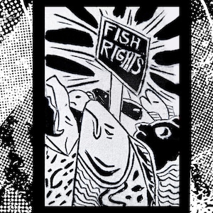 Może przedstawiać: Czarno-biały druk graficzny przedstawiający grupę stylizowanych ryb. Jedna ryba trzyma prostokątny znak z napisem FISH RIGHTS zapisanym pogrubionymi wielkimi literami. Grafika wykorzystuje kontrastowe linie tuszu i wzory w kropki dla tekstury.