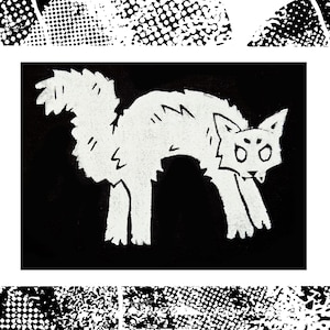 Könnte beinhalten: Ein schwarz-weißer Grafikdruck, der eine stilisierte Katze mit gewölbtem Rücken, buschigem Schwanz und spitzen Ohren zeigt. Die Katze ist als kontrastreiche weiße Silhouette vor einem soliden schwarzen rechteckigen Hintergrund dargestellt, umrahmt von Texturen.