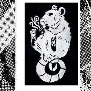 以下が含まれることがあります： 直立して座っている様式化されたネズミを描いた白黒の版画。ネズミは口に小さな煙を出す物体をくわえており、その上には煙が立ち上っている。長い巻いた尻尾と足がはっきりと描かれており、コントラストの強いインクで表現されている。