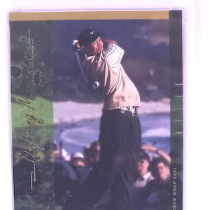Puede incluir: Una tarjeta coleccionable Upper Deck Golf 2001 con Tiger Woods en acción. La tarjeta está calificada GEM MT 10 por PSA y está en un soporte protector. La tarjeta muestra el nombre del jugador y el año de la tarjeta.