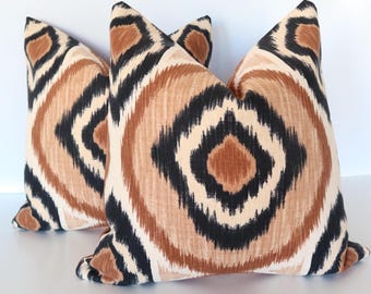 Funda de almohada Ikat marrón y negra, almohada bohemia neutra, cojín geométrico tribal, decoración moderna de estilo rústico, almohada decorativa de diseño