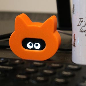 インタラクティブロボット猫デスクペット - 動く目を持つデスクトイ、リモートワーカーへのギフト、オフィスの相棒、プログラマーへのギフト