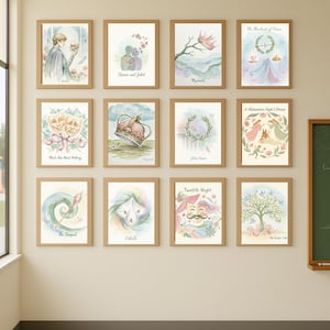 Op de afbeelding: Een verzameling ingelijste aquarelprints met illustraties geïnspireerd op Shakespeare-toneelstukken. De prints tonen verschillende scènes, personages en symbolen uit de stukken, met titels als "Romeo en Julia" en "Macbeth". De lijsten zijn lichtbruin.