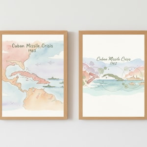 Puede incluir: Dos impresiones enmarcadas en acuarela que representan la crisis de los misiles cubanos de 1962. La obra de arte presenta un mapa del Caribe y sus alrededores, con colores pastel suaves y el texto "Cuban Missile Crisis 1962".