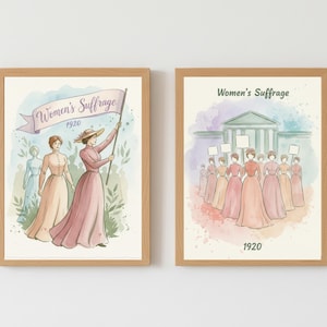 Puede incluir: Dos impresiones en acuarela enmarcadas. La impresi&oacute;n de la izquierda muestra a mujeres con vestidos, una sosteniendo una pancarta que dice "Women's Suffrage 1920". La impresi&oacute;n de la derecha representa a mujeres marchando con carteles frente a un edificio, con el texto "Women's Suffrage 1920."