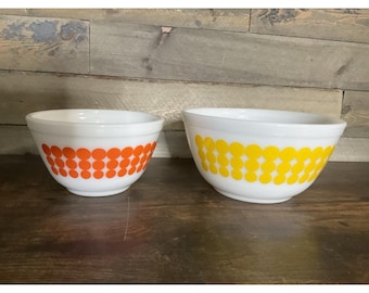 Juego de cuencos apilables Pyrex vintage amarillos y naranjas con lunares, modelos 401 y 402, estilo retro.