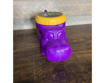 Tazza per bambini Guateplast WILD SIP Purple Hippo, vintage 2003, con cannuccia coperta.