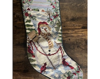 Calcetín navideño vintage bordado con muñeco de nieve y reverso de terciopelo verde.