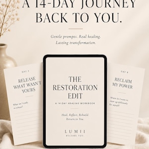 Könnte beinhalten: Ein 14-tägiges Heilungs-Arbeitsbuch mit dem Titel "The Restoration Edit" mit dem Text "A 14-Day Journey Back to You." Das Bild enthält zwei offene Seiten mit Eingabeaufforderungen und eine Vase mit einem Zweig Blumen.